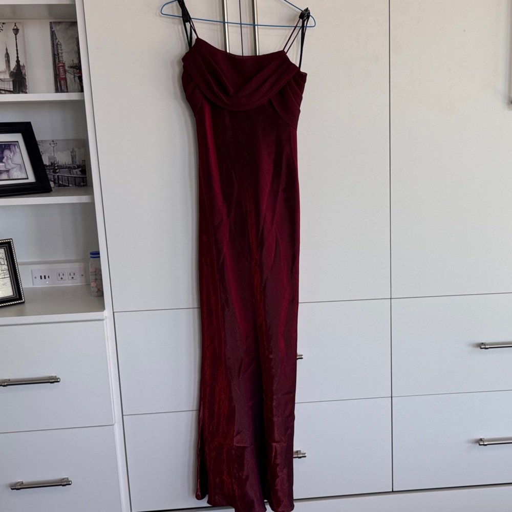 Chic Wine Maxi Dress with Spaghetti Straps